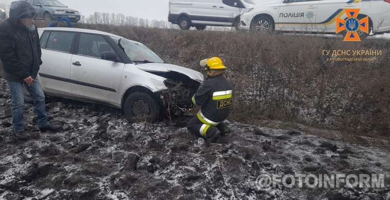 Рятувальники Кіровоградщини надають допомогу водіям транспортних засобів та громадянам, що стали заручниками негоди